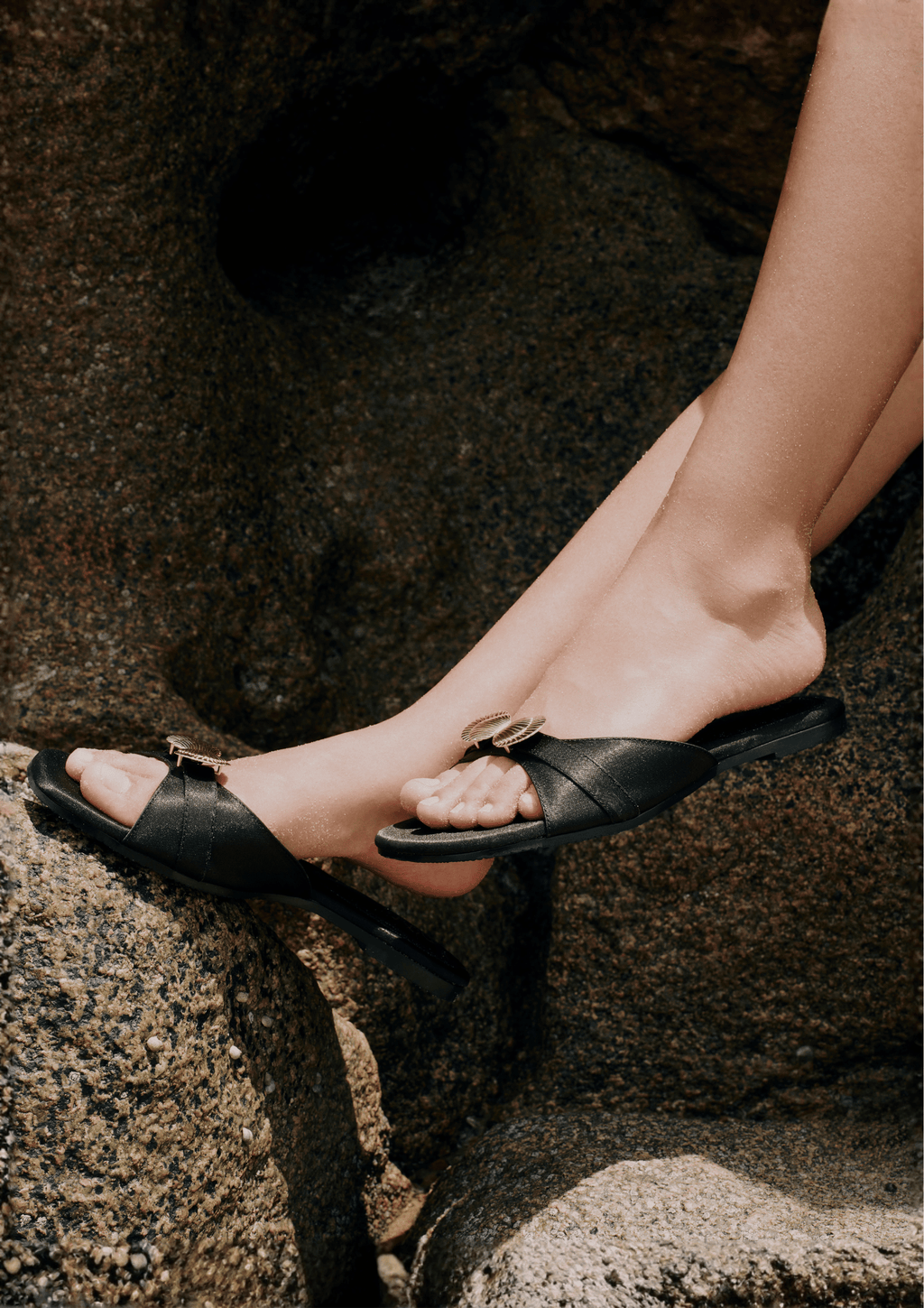 SEASHELL SLIDES IN GOLD TITANIUM BLACK