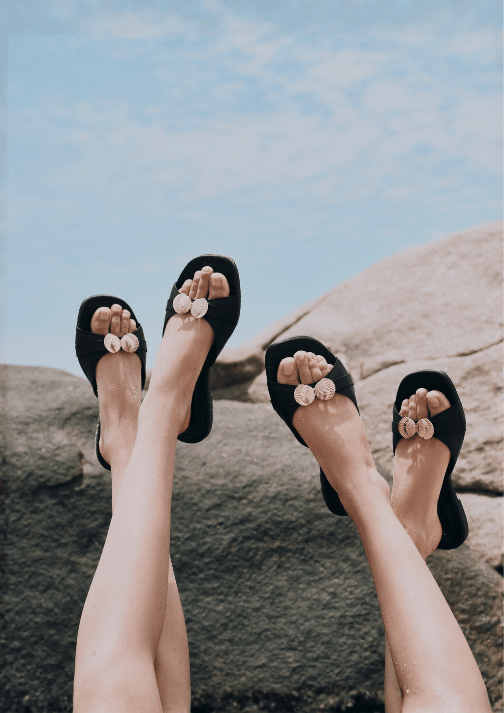 SEASHELL SLIDES IN GOLD TITANIUM BLACK