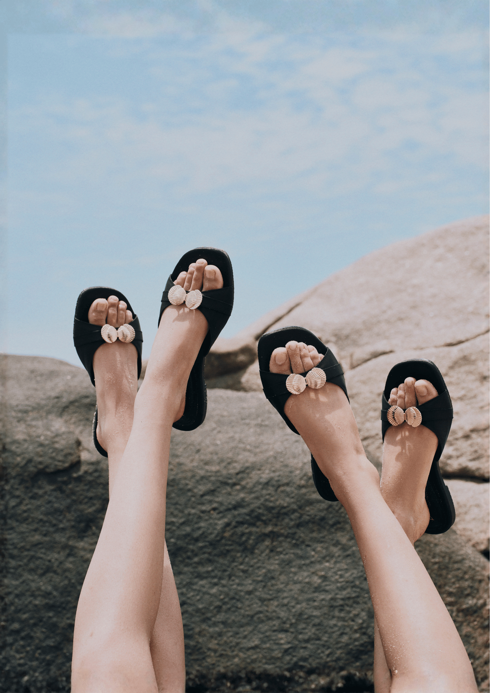 SEASHELL SLIDES IN GOLD TITANIUM BLACK