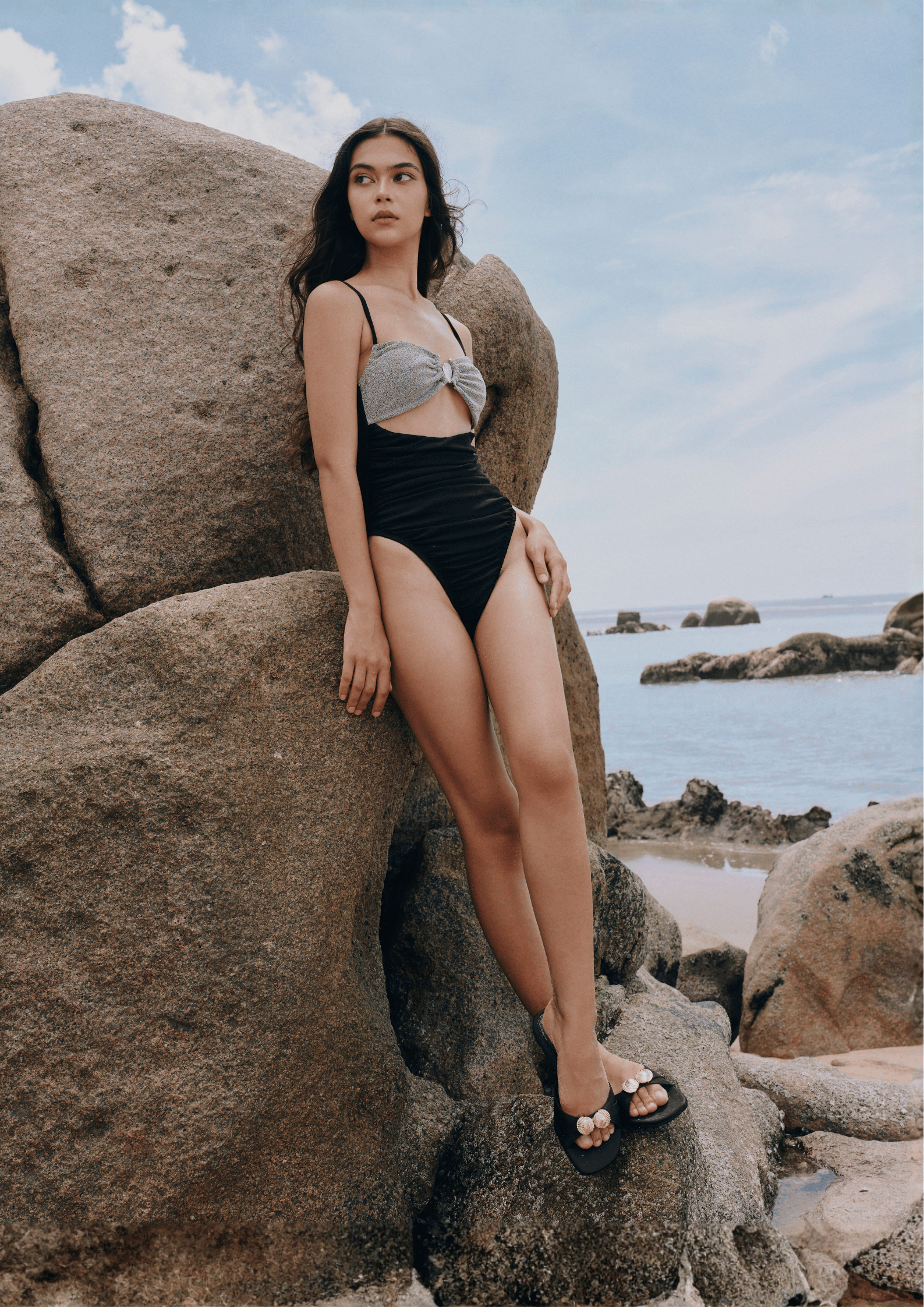 SEASHELL SLIDES IN GOLD TITANIUM BLACK